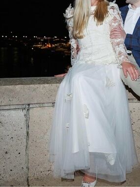 2 piece set. Cream with butterflies